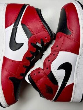 Air Jordan 1 Mid Chicago Black Toe – 6.5Y – Worn Once – Missing Lace